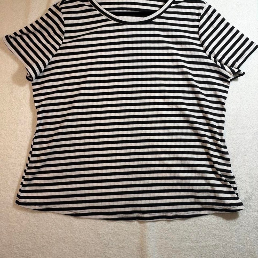 Black and white horizontal striped top Black and white horizontal striped top